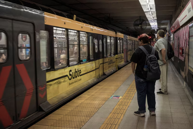 Bancos y Mercado Pago llevan su disputa bajo tierra: carrera por pagos digitales llega al subte